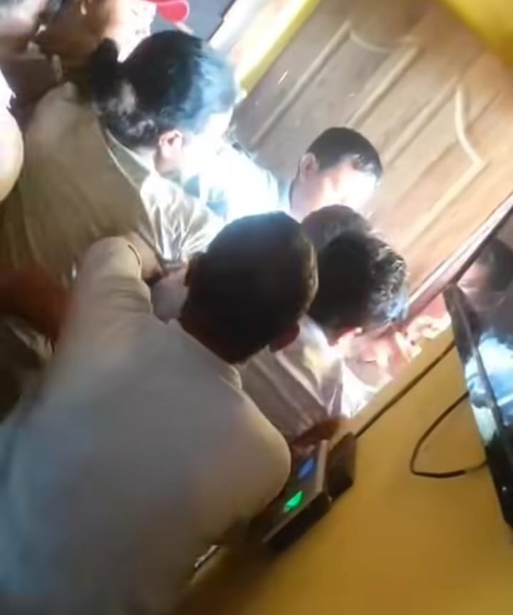 शिक्षकले आफ्नै विद्यार्थीलाई ‘ह्याप्पी बर्थ डे मेरी जान’लेखेपछि आक्रोशित समूहले गरे विद्यालय तोडफोड,अश्रु ग्याँस प्रहार